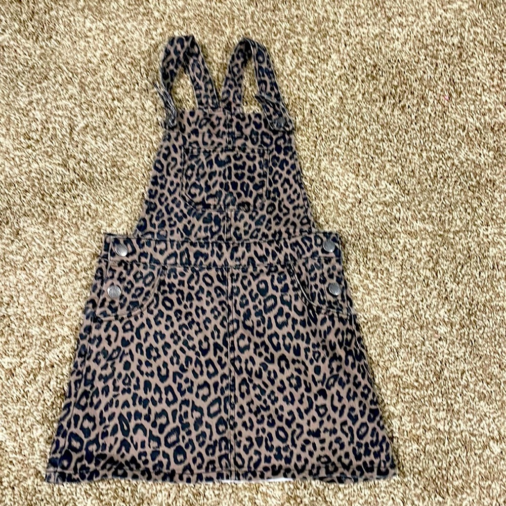 This is a very cute overall skirt